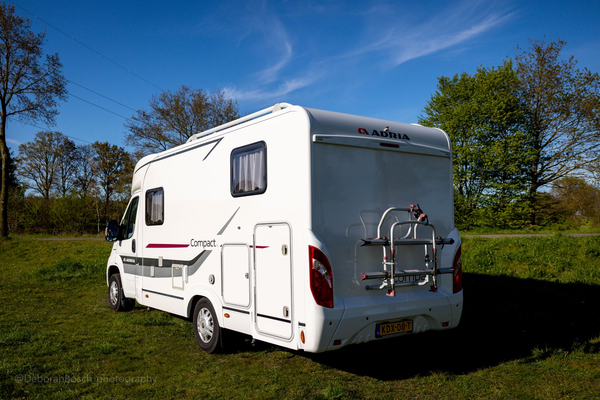 Achterkant van de Adria Compact camper in Twente