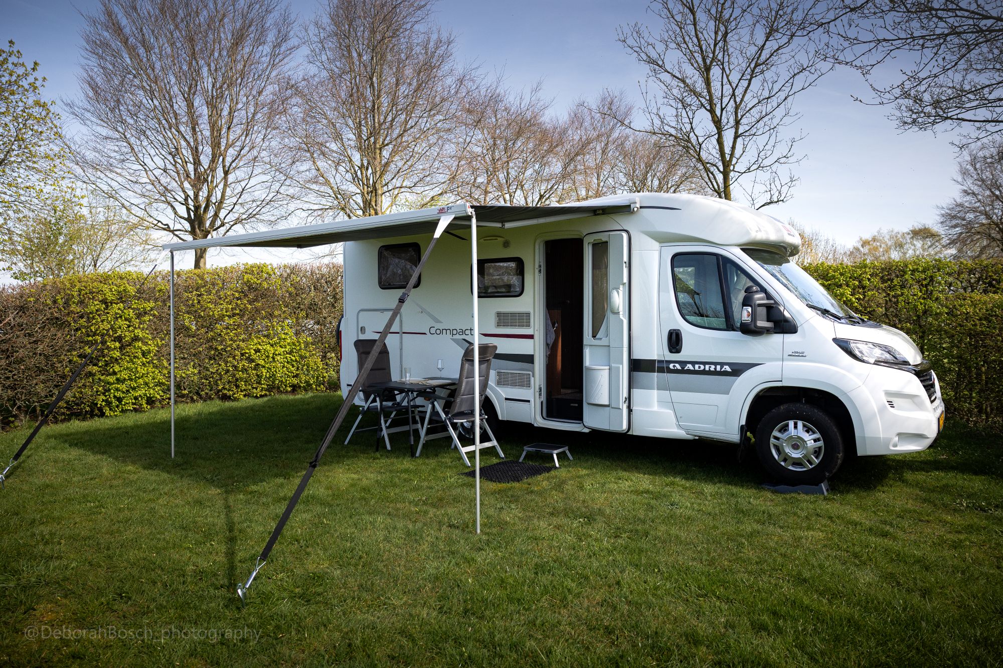 Zijkant van de Adria Compact camper