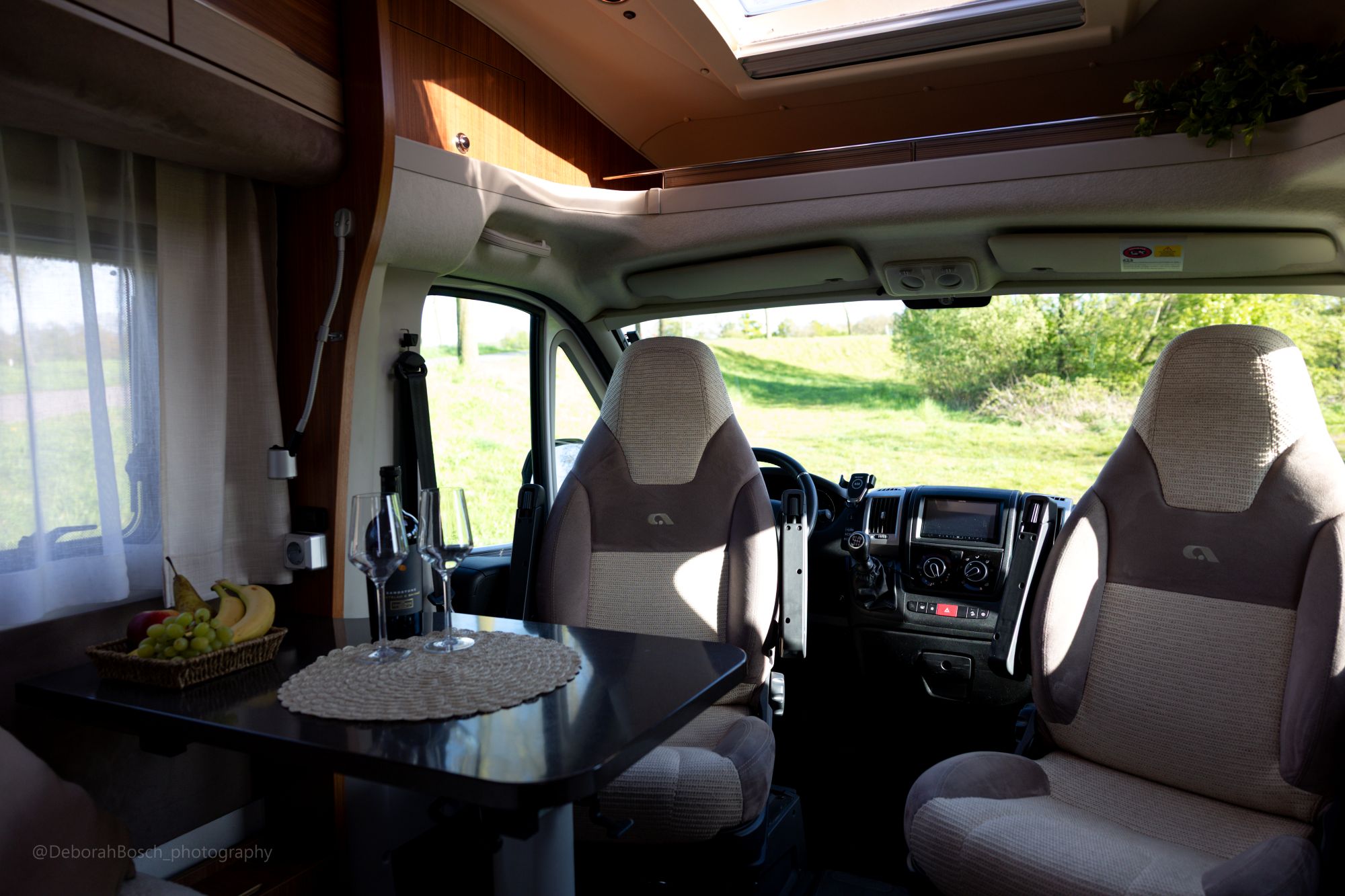 Binnen voorkant van de camper
