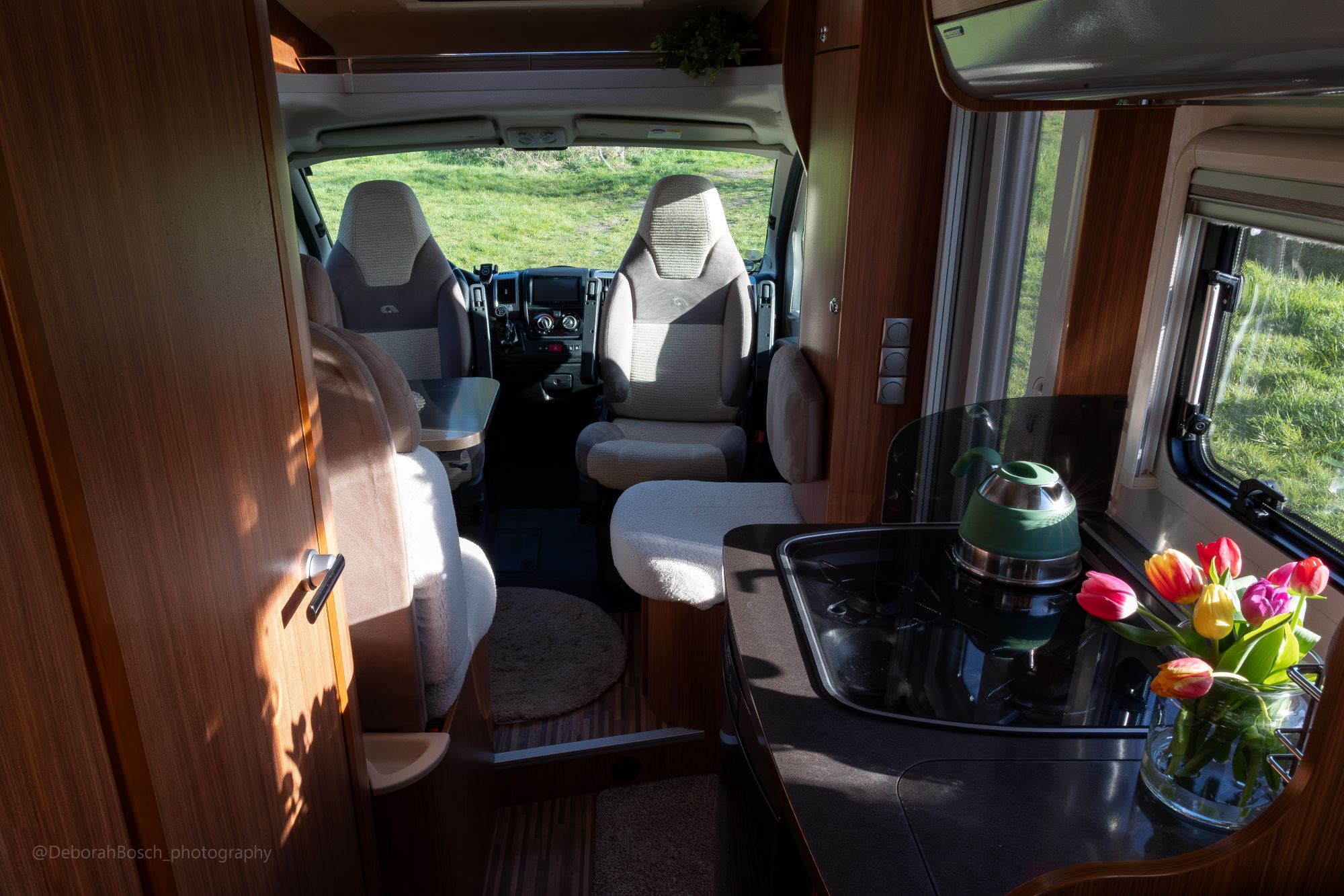 Binnen voorkant van de camper 2